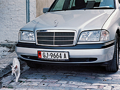 Některé Mercedesy jsou svými albánskými pány hýčkány denodenním umýváním a leštěním