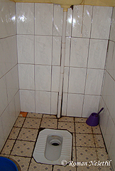 Záchody&nbsp;jsou tureckého typu (mimo záchodů v&nbsp;bílých koridorech)
