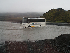 Přes řeku Krossá autobusem – oblast Þórsmörk