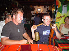 Corky a Petr ve vinném sklípku (Bulharsko ´04)