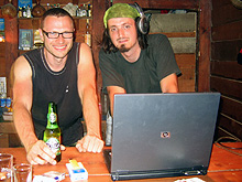 Petr s DJ Šímou v albánské hospodě (Albánie ´07)