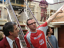 Petr s místním průvodcem v palírně whisky (Skotsko ´07)