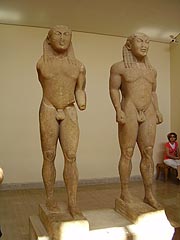 Archaické umění, sochy dvou bratrů (Muzeum v Delfách)
