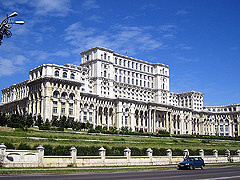 Zatímco většina obyvatel Rumunska hladověla, “Velký kormidelník” Ceausescu si postavil palác, který je plochou po Pentagonu druhou největší stavbou na světě.
