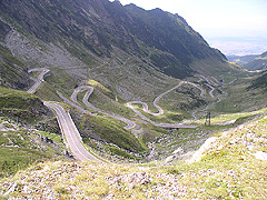 Rumunské silnice vedou často náročnými horskými terény. Transfagarašská magistrála šplhá až do výšky 2&nbsp;000&nbsp;m&nbsp;n.&nbsp;m.