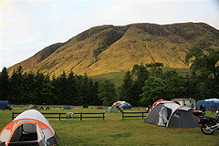 Kemp ve Fort William pod horou Ben Nevis