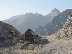 Koča na Doliču (dnes již historická fotka staré chaty, po zasypání lavinou byla znovu postavena)