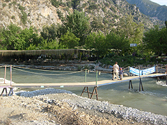 Hospoda na řece Saklikent v pohoří Taurus, oblíbeném místě pro rafting a kanyoning