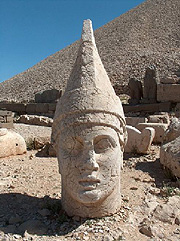 Pyramida krále Antiocha a obří hlavy na vrcholu hory Nemrut