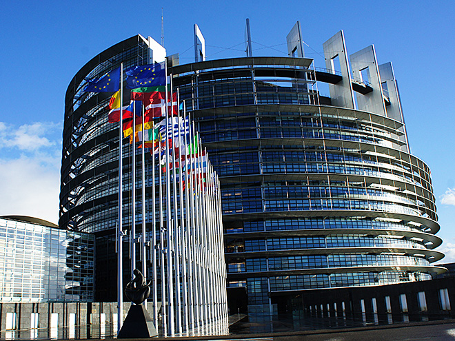 V moderní budově Evropského parlamentu probíhají zasedání zemí EU