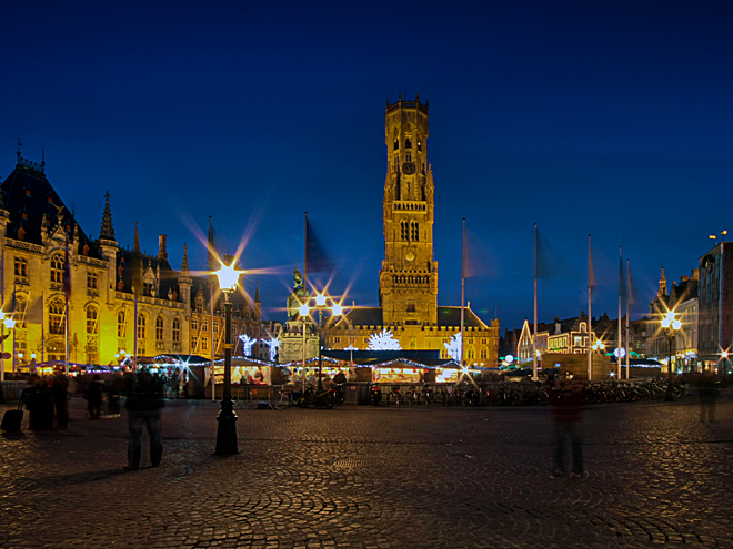 Zvonice Belfort bývalé tržnice dominuje Velkému náměstí