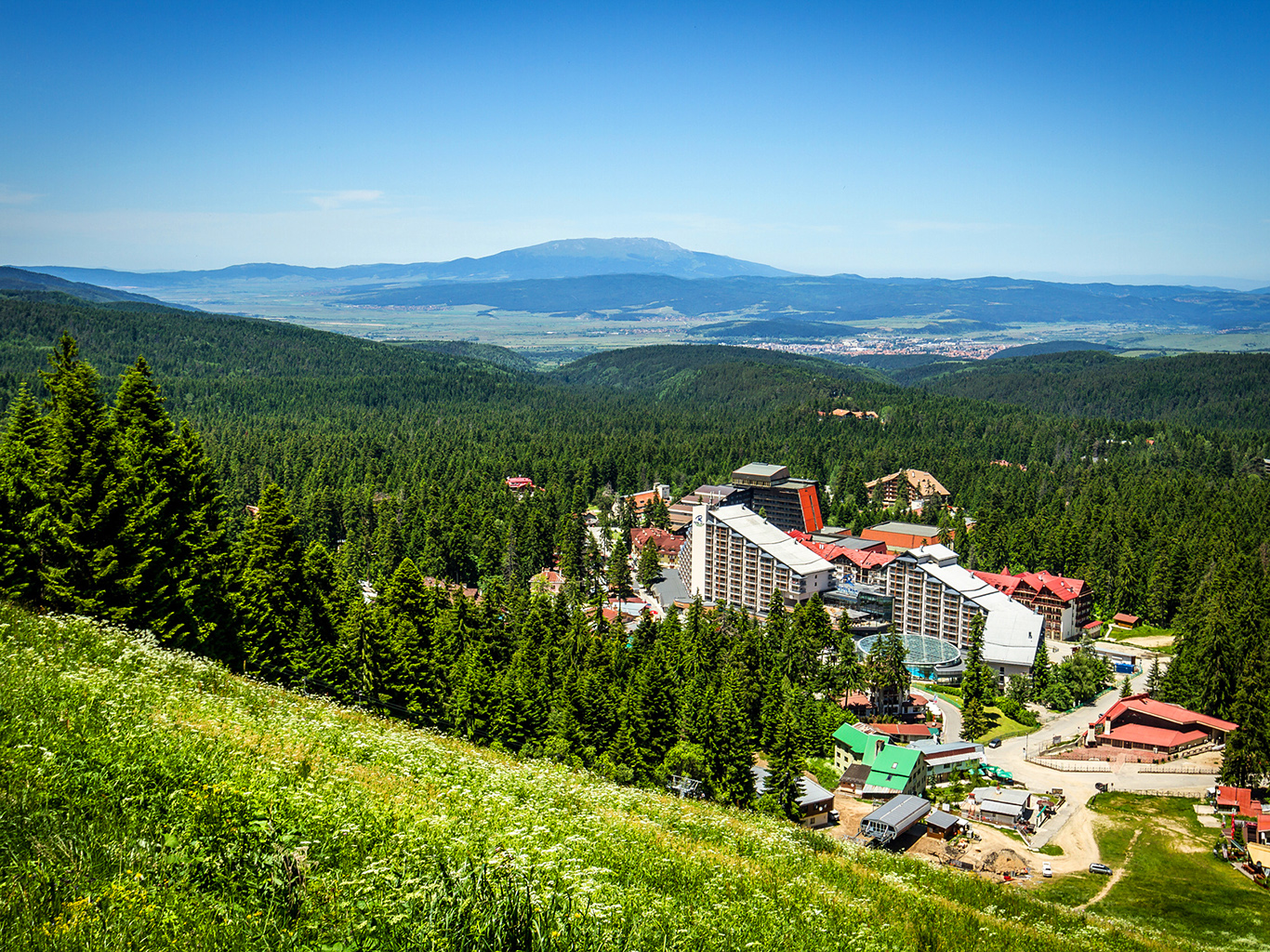 Borovec je především známé lyžařské středisko s řadou sjezdovek a hotelů