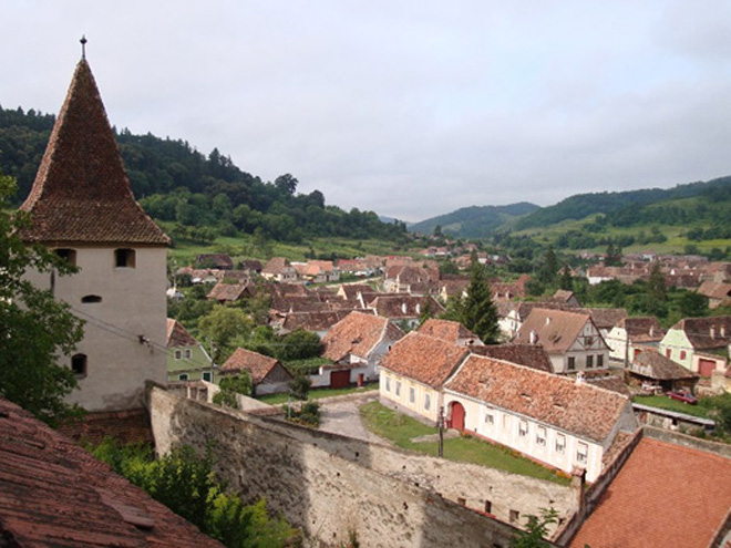 Pohled na městečko Biertan a věžičku kostela zařazeného do UNESCO