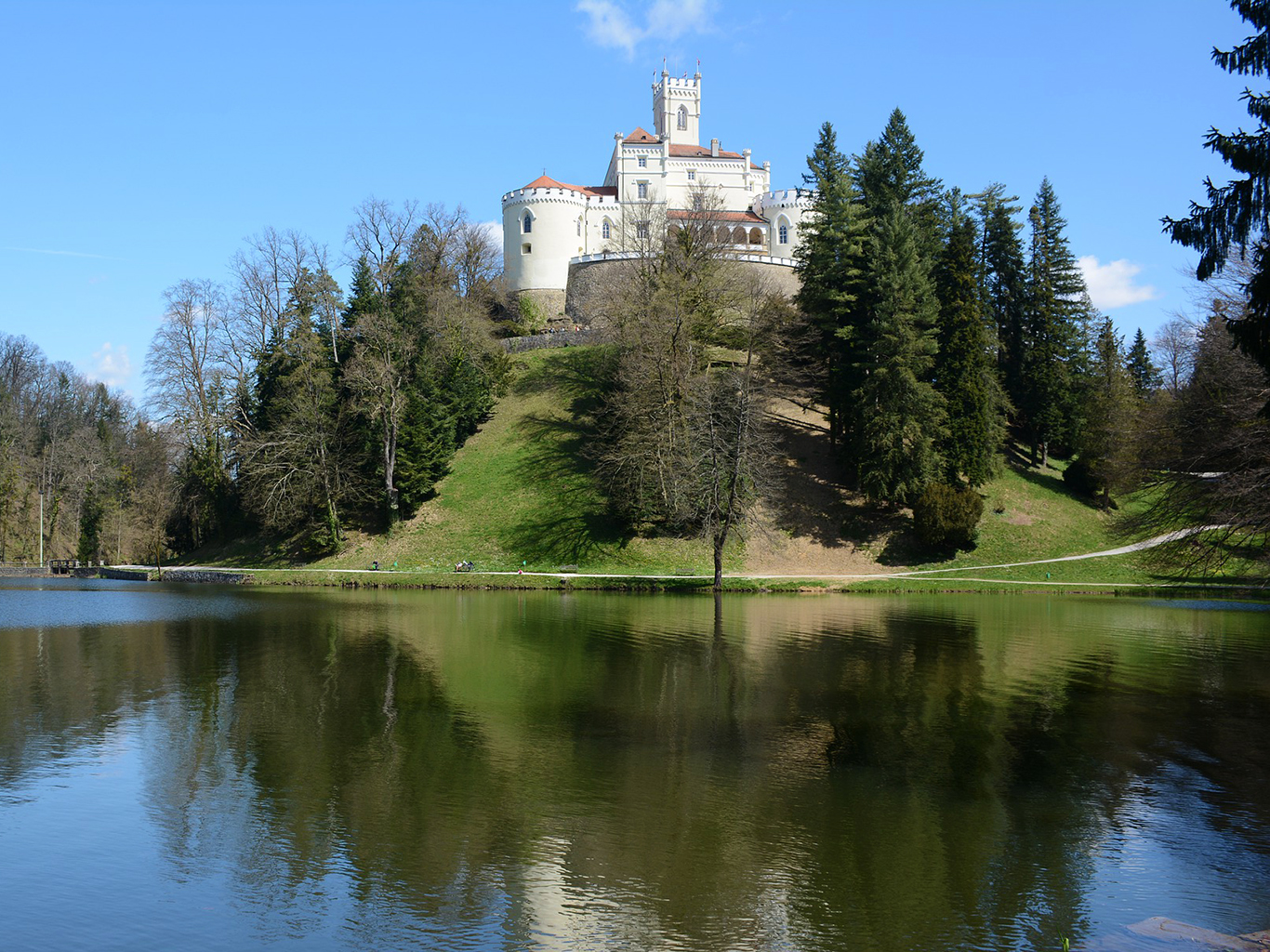 Nejznámější chorvatský hrad Trakošćan obklopuje lesopark s jezerem 