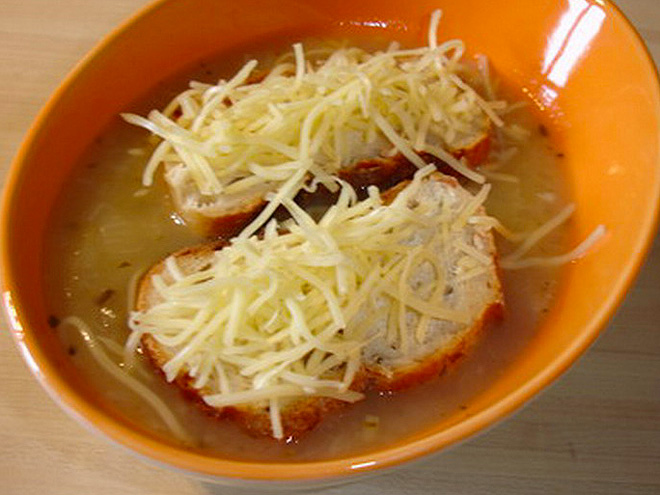 Soupe à l´oignon – tradiční francouzská cibulová polévka