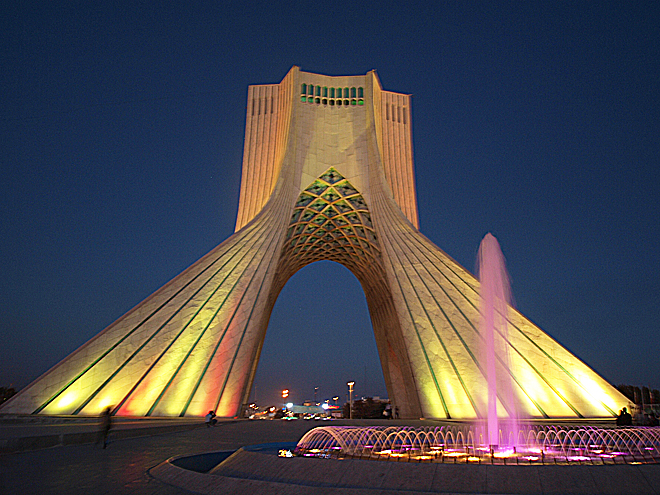 Moderní barevně osvětlený památník Azádí v nočním Teheránu