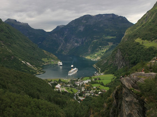 Fjord Geiranger při pohledu z vyhlídkové plošiny