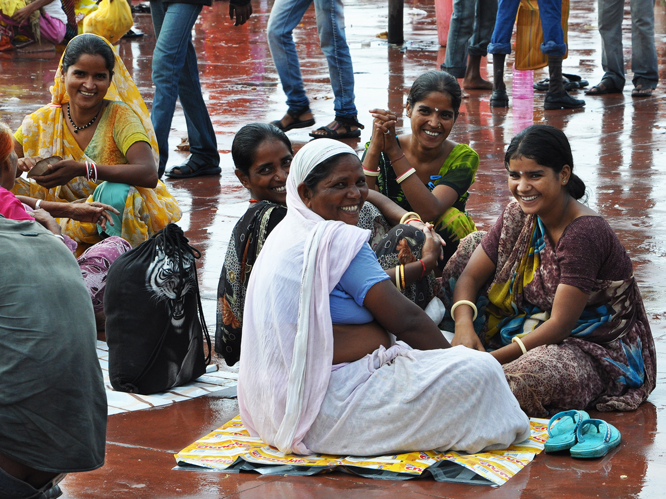 Indické ženy oděné do pestrobarevných sárí