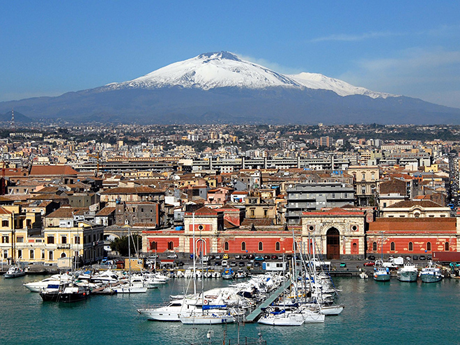 Pohled na Catanii, hlavní město Sicílie, společně s vrcholem sopky Etna