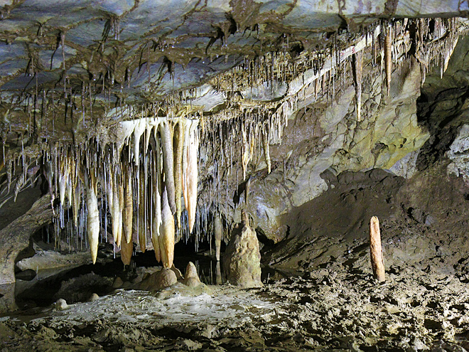 Krápníkové útvary v mramorové jeskyni Gadimë