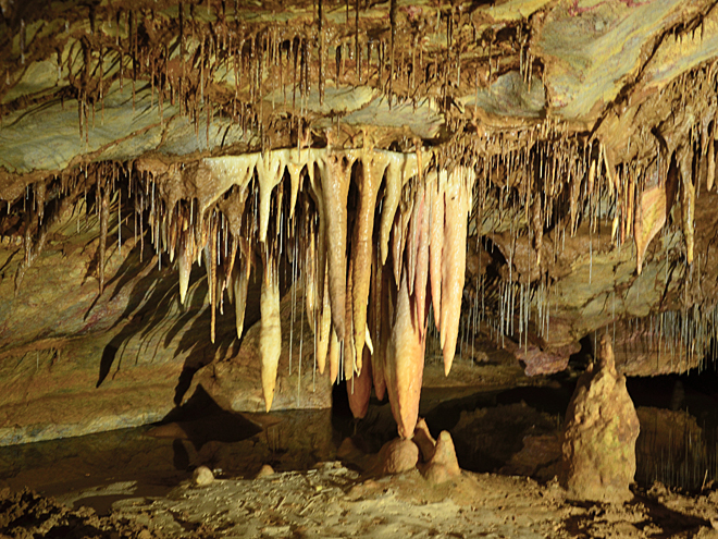 Uchvátná krápníková výzdoba v jeskyni Gadimë