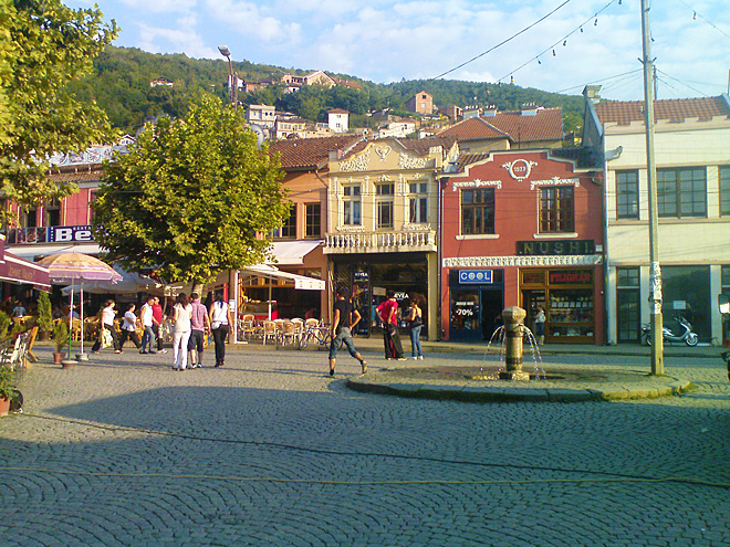 Náměstí Šadrvan je centrálním náměstím města