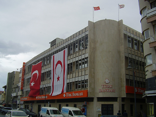 Budova banky nedaleko hranic s Tureckem