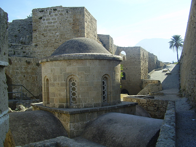 Ve středověké pevnosti v Kyreneii máte možnost projít se po střeše kostela