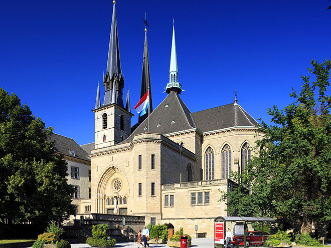 V kryptě katedrály Panny Marie se nachází náhrobek Jana Lucemburského