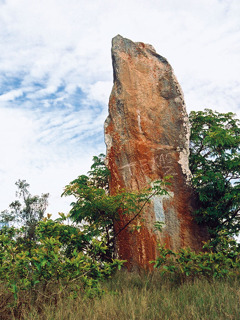 Tsangambato („stojící kámen“) je jakousi obdobou evropských menhirů