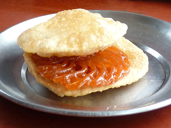 Nepálská snídaně, smažená placka puri s osmaženou sladkou mřížkou jalebi