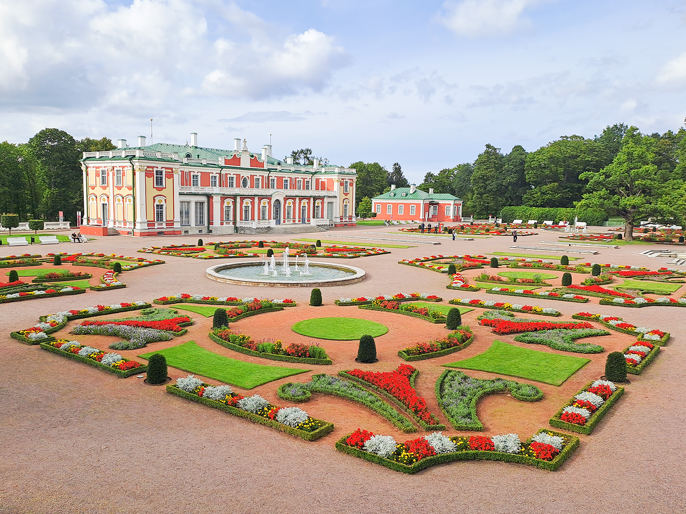 Barokní palác Kadriorg s květinovou zahradou nechal postavit car Petr Veliký