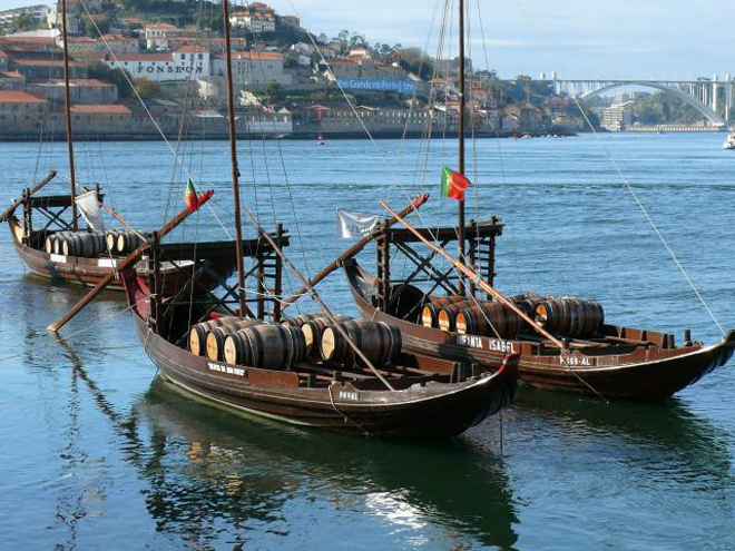 Tradiční lodě barcos rabelos, které se dříve používali k přepravě sudů s vínem