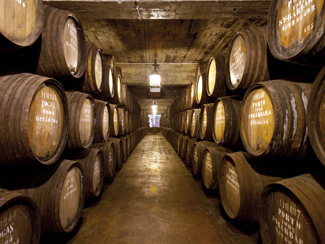 Víno se skladuje v přístavu Vila Nova de Gaia v dubových sudech