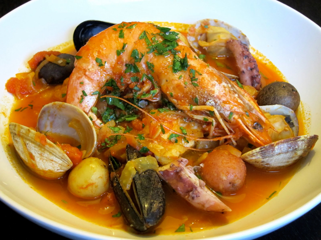 Bouillabaisse je pokrm, který obsahuje min. 4 druhy ryb a různé koření