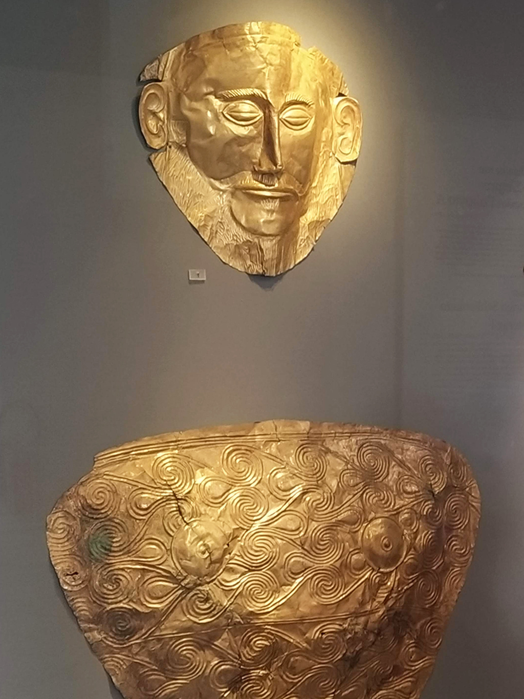Zlatá maska krále Agamemnóna v Národním archeologickém muzeu v Aténách