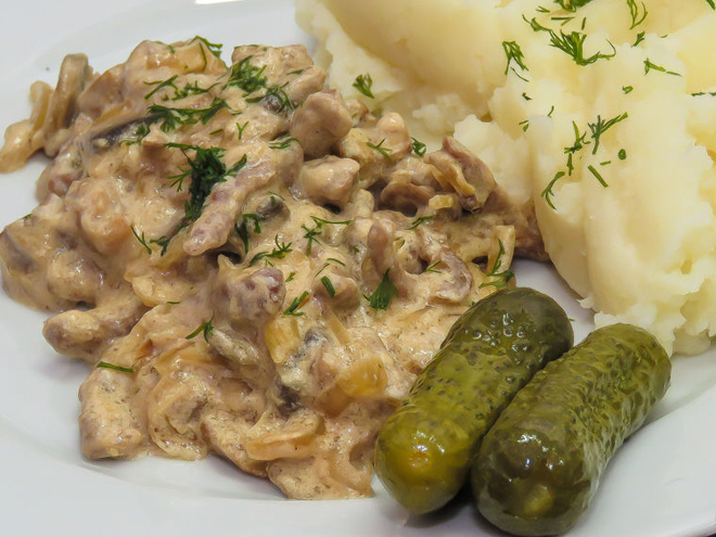 Stroganoff, to jsou kousky hovězího masa, houby a kyselá okurka