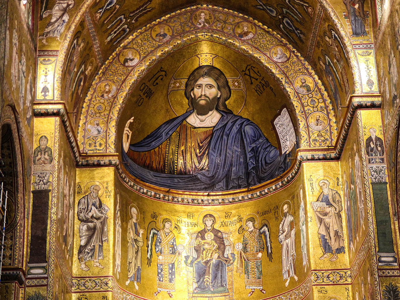 Inteirér apsidy v katedrále Monreale zobrazuje Krista Pantokrata