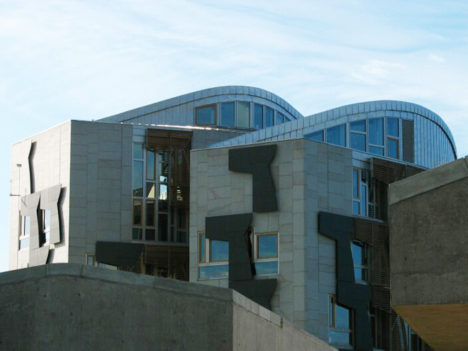 Budova Skotského parlamentu od španělského architekta Enrica Mirallese