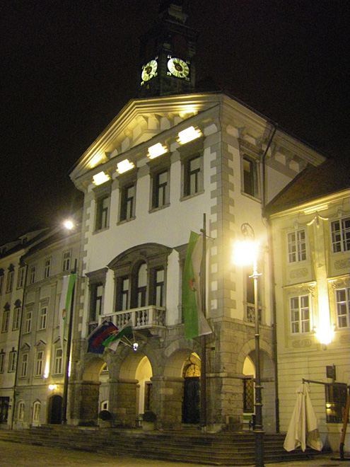 Budova radnice (Magistrat) leží na náměstí Mestni trg
