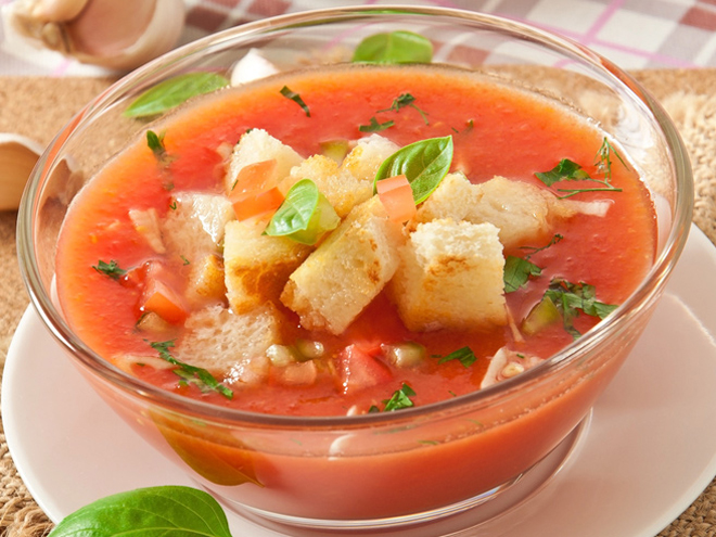 Hustá studená zeleninová polévka gazpacho