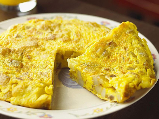 Studená bramborová omeleta tortilla espaňola je národním jídlem