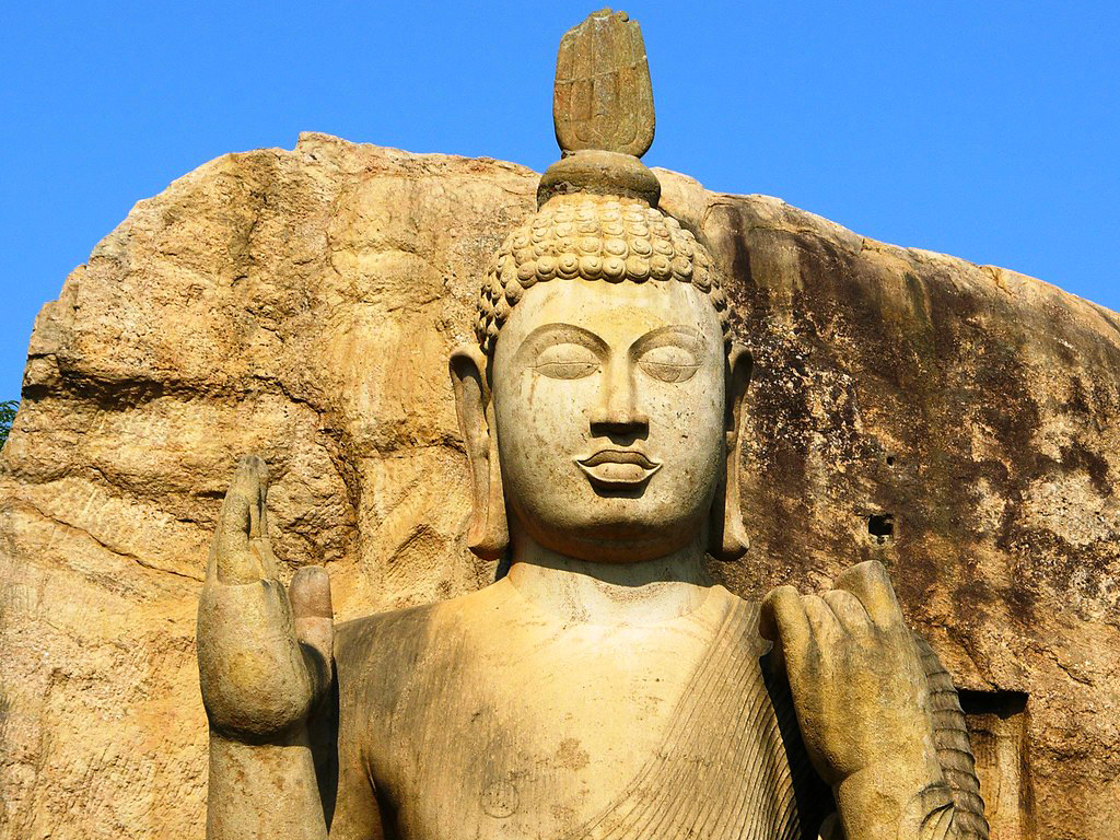 Oheň nad hlavou aukanského Buddhy vyjadřuje moc úplného osvícení