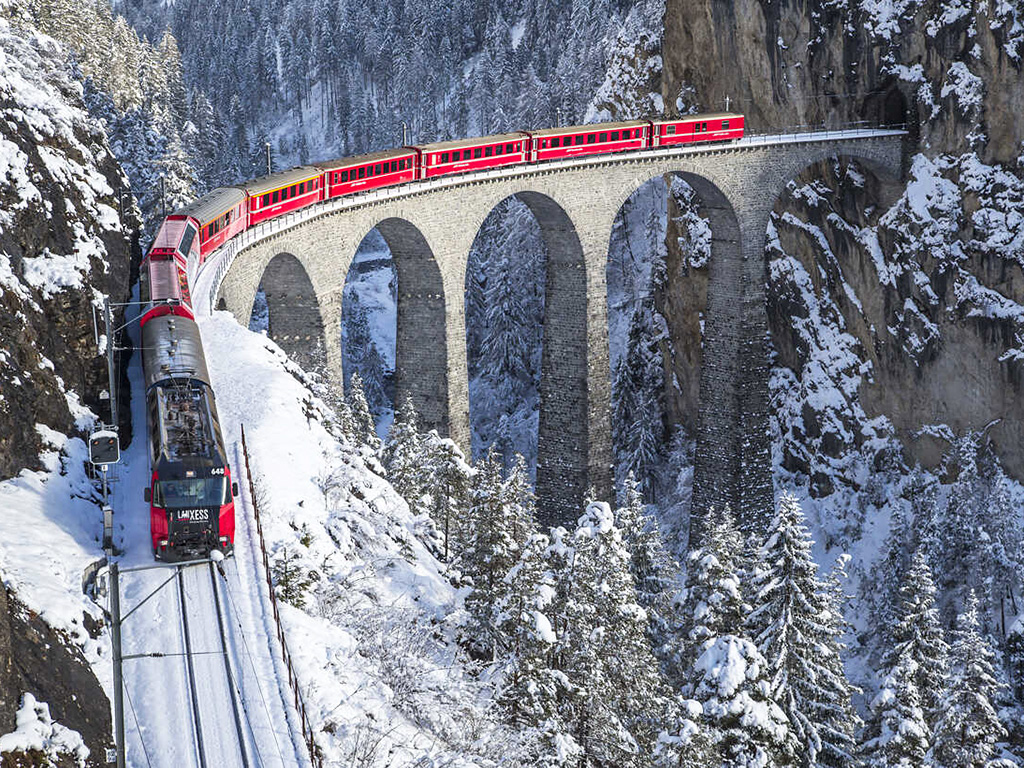 Ikonický Bernina Express vede po viaduktech a přírodou Engadinských Alp