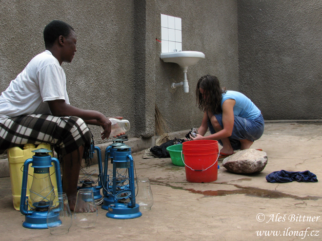 Všeobecný názor v Tanzanii je, že mzungu (běloši) žádné domácí práce nedělají a neumí