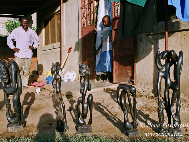 Řezbáři z kmene Makonde vyrábějí klasické turistické předměty i tradiční shetani – rarášky roztodivných podob