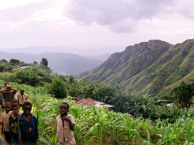 Na svazích Uluguru Mountains jsou rozeseta políčka vesničanů a díky vyšší poloze se zde již nevyskytuje malárie
