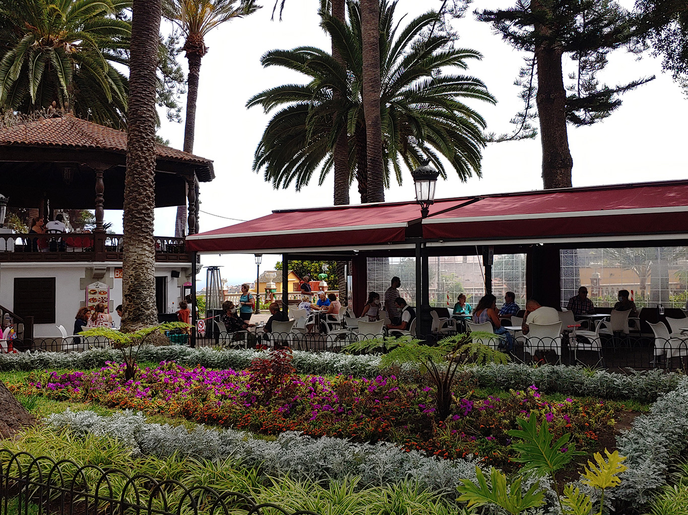 Místní vysedávají v jedné z kaváren na náměstí v Icod de los Vinos