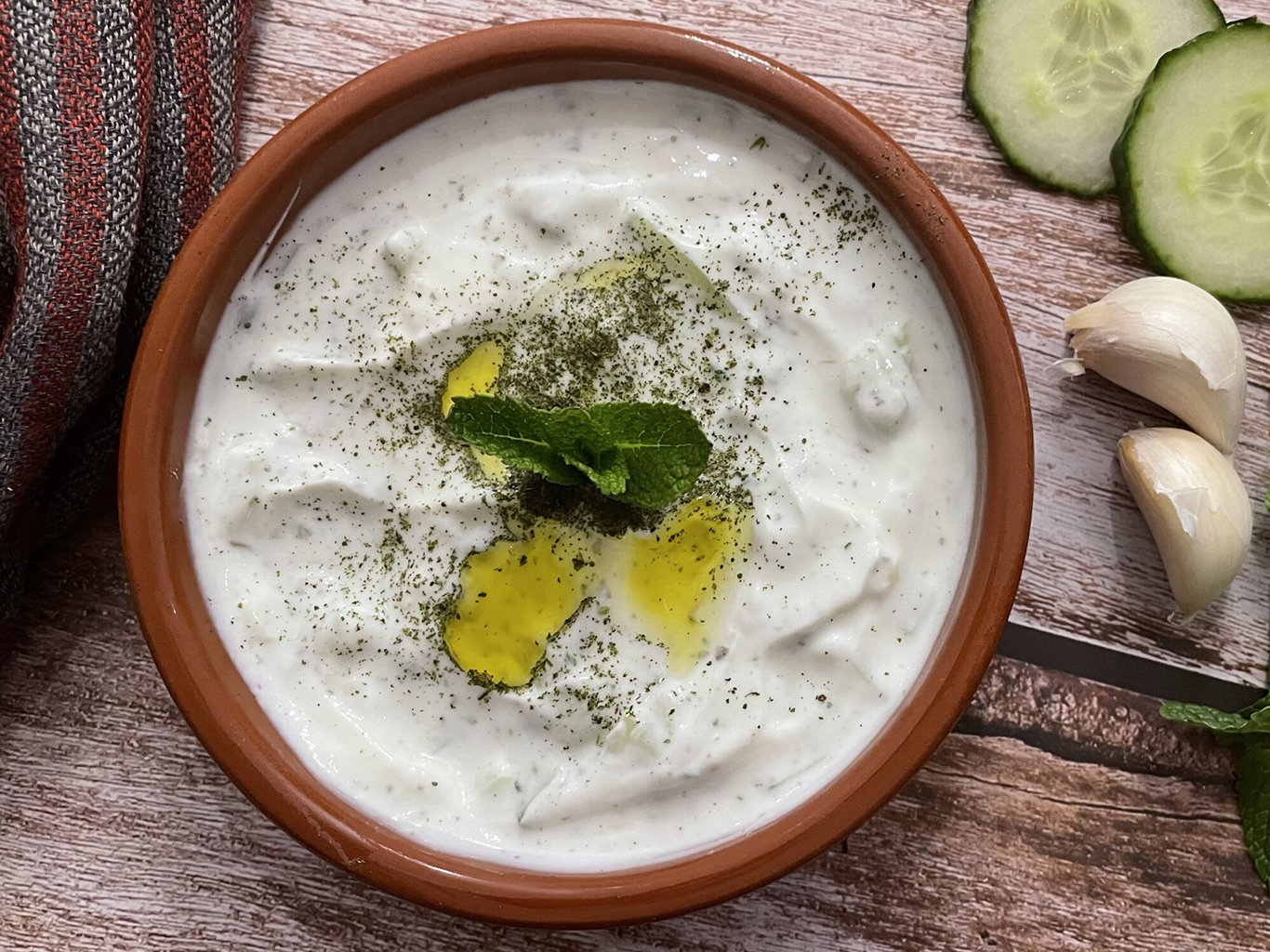 Cacik je studený pokrm z jogurtu a okurek, obdoba řeckých tzatziků