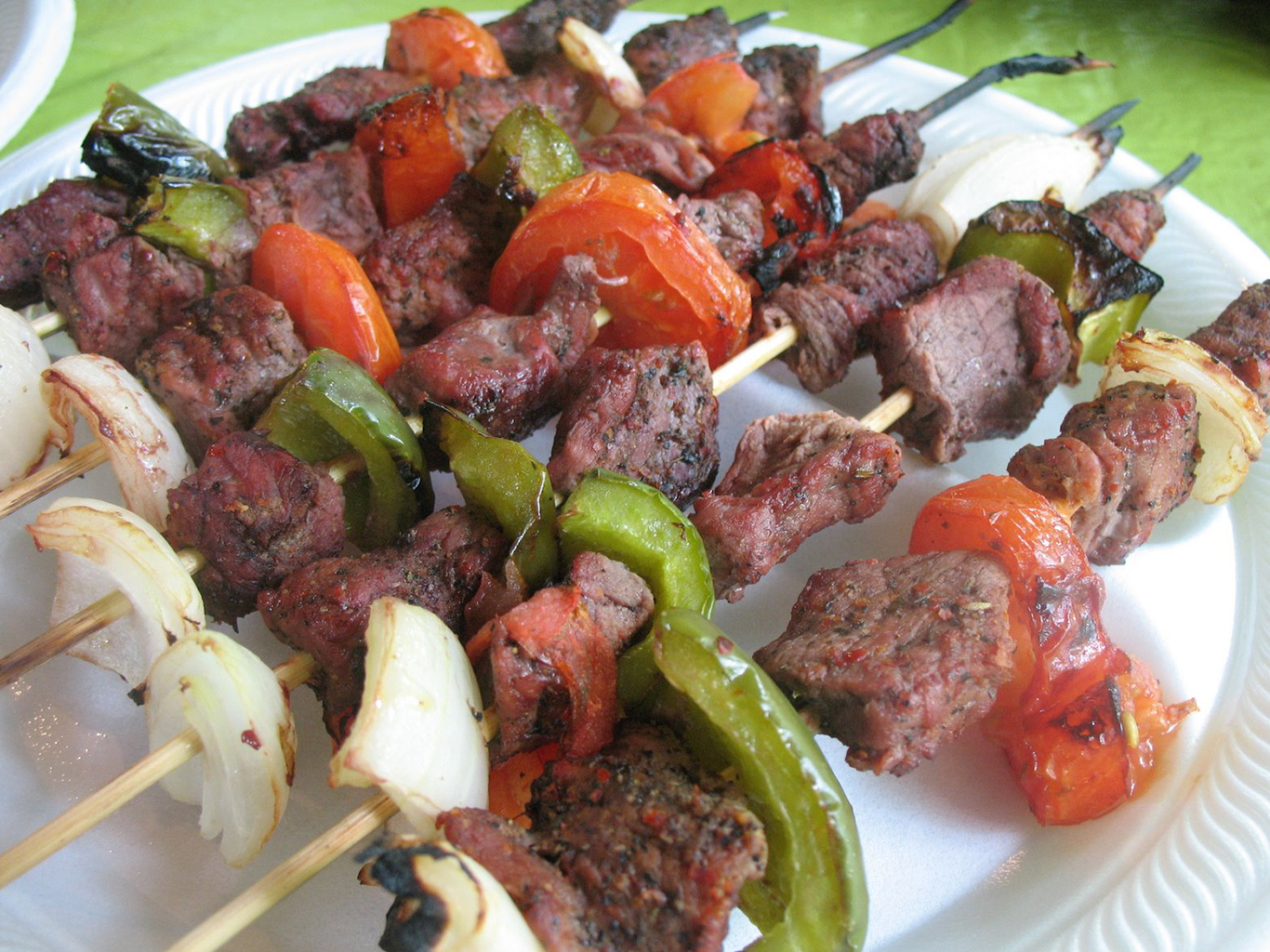 Šiš kebab jsou kousky masa napíchnuté na jehlu a grilované v horizontální poloze